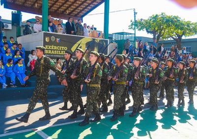 Solenidade reuniu autoridades, atiradores e alunos da rede municipal para refor&ccedil;ar valores de disciplina, respeito e amor &agrave; P&aacute;tria