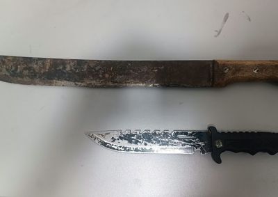 V&iacute;tima de 44 anos foi socorrida pelo SAMU ap&oacute;s ser atacada com faca e fac&atilde;o no bairro Bela Vista; suspeito de 35 anos segue preso &agrave; disposi&ccedil;&atilde;o da Justi&ccedil;a