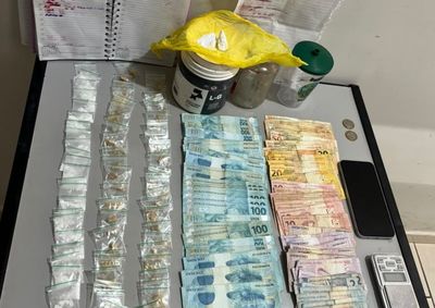 Abordagem ocorreu no bairro Souza ap&oacute;s policiais receberem informa&ccedil;&otilde;es sobre um poss&iacute;vel ponto de venda de drogas, entorpecentes, dinheiro e materiais fora