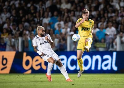 Mirassol abre o placar com gola&ccedil;o de Eduardo, sofre empate, perde Wallisson expulso e resiste &agrave; press&atilde;o santista, mantendo vivo o plano de fugir do Z-4