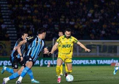 Le&atilde;o abre o placar, mant&eacute;m tabu de invencibilidade sobre o Tricolor, mas deixa decis&atilde;o para a volta, quarta-feira (05), em Porto Alegre