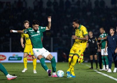Com gol de Eduardo, revis&atilde;o pol&ecirc;mica de p&ecirc;nalti e expuls&atilde;o de Arthur, Le&atilde;o empata em 1 a 1 com o Verd&atilde;o no Mai&atilde;o, soma ponto importante e dorme fora do Z-4