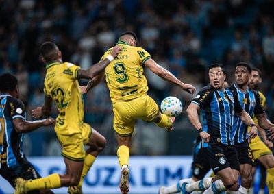 Le&atilde;o &eacute; derrotado por 1 a 0 pelo Gr&ecirc;mio, d&aacute; adeus &agrave;s quartas, mas deixa Porto Alegre protestando contra decis&atilde;o da arbitragem