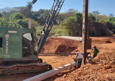 Obra na MSS-142, perto da Ampa, deve ser conclu&iacute;da em at&eacute; oito meses e &eacute; aguardada por fam&iacute;lias e produtores que dependem da estrada em per&iacute;odos de chuva
