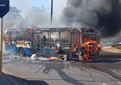 Ve&iacute;culo que transportava alunos de escolas estaduais incendiou nesta sexta; ningu&eacute;m ficou ferido e Pol&iacute;cia Civil deve abrir inqu&eacute;rito para apurar causas