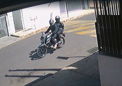 Abordagem durante patrulhamento levou &agrave; localiza&ccedil;&atilde;o de faca, capuz e &agrave; confiss&atilde;o de um dos suspeitos; caso foi apresentado na delegacia de Potirendaba
