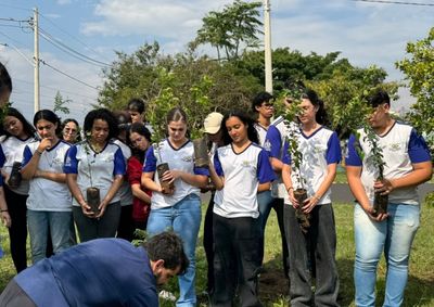 Alunos da Escola Tufi Madi participaram da atividade de arboriza&ccedil;&atilde;o na avenida Frei Ant&ocirc;nio Zimmermann