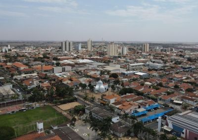 S&aacute;bado ter&aacute; calor e m&aacute;xima de 33&deg;C; frente fria derruba temperaturas no domingo e mant&eacute;m o feriado de 7/9 e o anivers&aacute;rio da cidade com tempo inst&aacute;vel