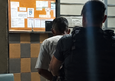 Rev&oacute;lver calibre .32 foi encontrado ap&oacute;s passageiro jogar objeto pela janela do carro durante patrulhamento no bairro Vila Saudade