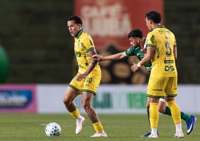 Le&atilde;o faz 4 a 0 em jogo festivo em Uberl&acirc;ndia, aproveita amistoso para ajustar o time e j&aacute; mira duelo com o RB Bragantino pelo Brasileir&atilde;o