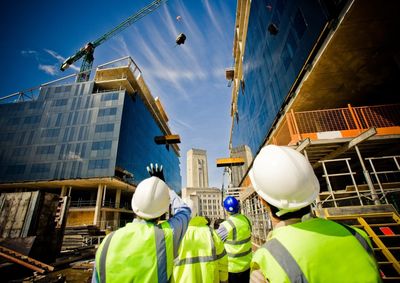 Servente passa a ser chamado de auxiliar de construtor civil, o pedreiro de oficial de constru&ccedil;&atilde;o e o encanador de instalador hidr&aacute;ulico