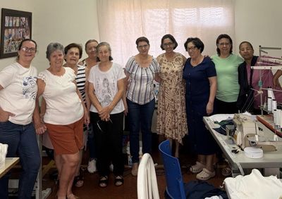 Grupo formado por 16 costureiras confecciona roupas de beb&ecirc; e outros itens, distribu&iacute;dos gratuitamente a quem precisa