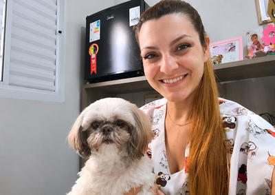 M&eacute;dica-veterin&aacute;ria Mait&ecirc; Benito, da Elite Pet Care, explica como c&atilde;es demonstram amor, confian&ccedil;a e at&eacute; quando algo n&atilde;o vai bem