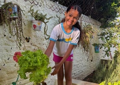Alunos colheram verduras que eles mesmos plantaram e levaram para o prato, unindo educa&ccedil;&atilde;o ambiental e alimenta&ccedil;&atilde;o saud&aacute;vel na rede municipal