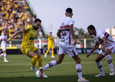 Le&atilde;o sai na frente com gol de Neto, v&ecirc; S&atilde;o Paulo empatar ainda no 1&ordm; tempo, chega a 37 pontos e mant&eacute;m 14&ordm; lugar antes de sequ&ecirc;ncia com dois jogos fora