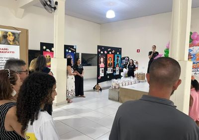 Exposi&ccedil;&atilde;o do Programa A&ccedil;&atilde;o Conectada re&uacute;ne obras produzidas por alunos e destaca a presen&ccedil;a feminina na arte e em diferentes &aacute;reas da sociedade