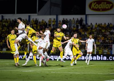 Com gols de Eduardo e Andr&eacute; Luis, Le&atilde;o aproveita expuls&atilde;o de Matheus Cunha, faz 2 a 0 e salta a 36 pontos, respirando na luta contra o rebaixamento