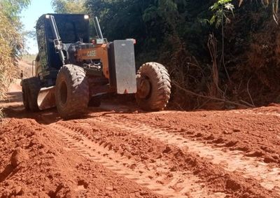 Equipes da Secretaria de Agricultura priorizam pontos cr&iacute;ticos e substituem tubula&ccedil;&atilde;o danificada para garantir seguran&ccedil;a no tr&aacute;fego