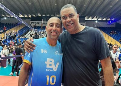 Ex-jogador da sele&ccedil;&atilde;o brasileira de v&ocirc;lei e atual secret&aacute;rio de Governo foi chamado por Giba e Serginho para entrar em quadra em Campinas, no domingo