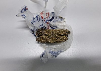 Jovem foi abordado pela ROMU na Zona Sul ap&oacute;s den&uacute;ncia an&ocirc;nima; droga foi apreendida e caso registrado na pol&iacute;cia.

