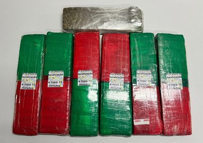 Suspeito tentou fugir ao perceber a aproxima&ccedil;&atilde;o da viatura; droga tinha adesivo com frase curiosa