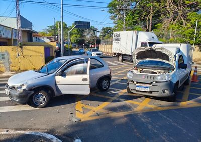 Motorista teria avan&ccedil;ado sinal de parada na Avenida Brasil; v&iacute;timas sofreram escoria&ccedil;&otilde;es leves e foram levadas &agrave; Santa Casa