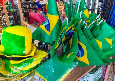 Produtos tem&aacute;ticos j&aacute; ocupam vitrines e prateleiras; pre&ccedil;os variam de R$ 2 a R$ 45 e camisa da Sele&ccedil;&atilde;o lidera procura

