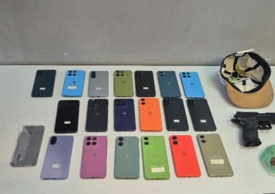 Cerca de 20 celulares foram recuperados; r&eacute;plica de arma usada na a&ccedil;&atilde;o foi apreendida pela Guarda Municipal.

