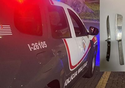 Suspeito foi detido pela Pol&iacute;cia Militar na Estrada Pederneiras; duas facas usadas nas amea&ccedil;as foram apreendidas.

