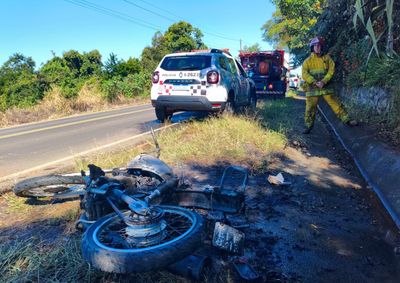 Acidente aconteceu na manh&atilde; deste domingo (28), no sentido Mogi Mirim&ndash;Artur Nogueira. Motociclista foi socorrido em estado de aten&ccedil;&atilde;o