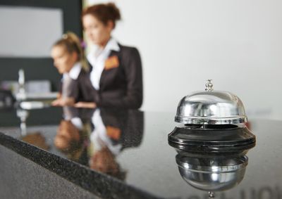 Programa oferece forma&ccedil;&atilde;o em recep&ccedil;&atilde;o de hotel, camareira, bartender e gar&ccedil;om para jovens e adultos a partir de 16 anos

