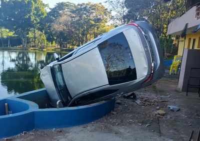 Carro rompeu mureta e caiu de cerca de tr&ecirc;s metros em piscina vazia; ningu&eacute;m ficou ferido e motorista responder&aacute; por embriaguez ao volante.