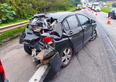 Passageira caiu na pista ap&oacute;s sequ&ecirc;ncia de colis&otilde;es envolvendo moto, carro, utilit&aacute;rio e carreta na manh&atilde; desta quinta-feira

