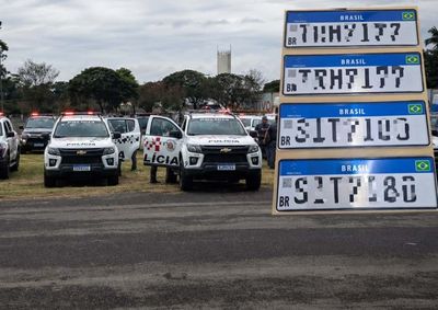 A&ccedil;&atilde;o conjunta da Pol&iacute;cia Militar e Detran identificou problemas em dois autom&oacute;veis durante vistoria em estabelecimento no bairro Scomparim.