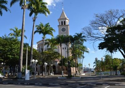 Oportunidades incluem atendente de vendas, auxiliar de limpeza, estoquista, jardineiro, lavadeiro e motorista CNH D

