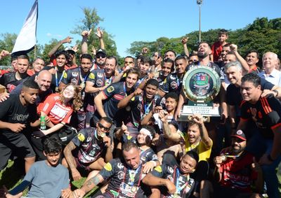 Equipe derrotou o Vila Miranda por 2 a 1 na final disputada neste domingo (28), no Est&aacute;dio Carlos Nelson Bueno, o Furno, e levantou a ta&ccedil;a