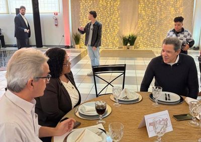 Prefeito alegou em rede social que foi pedir a implanta&ccedil;&atilde;o de campus universit&aacute;rio federal na cidade ao pr&eacute;-candidato da esquerda em SP

