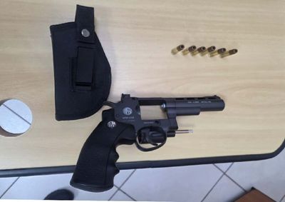 Ocorr&ecirc;ncia foi registrada no Morro Vermelho; v&iacute;tima n&atilde;o ficou ferida e foi orientada sobre o prazo para representar criminalmente.

