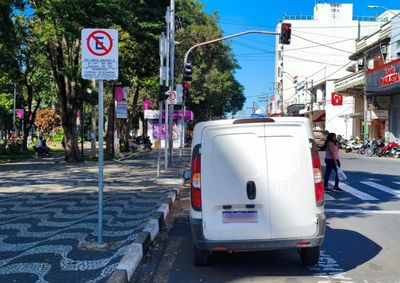 Discuss&atilde;o ocorre antes da retomada da Zona Azul e deve reunir representantes do com&eacute;rcio para debater quantidade e localiza&ccedil;&atilde;o dos espa&ccedil;os

