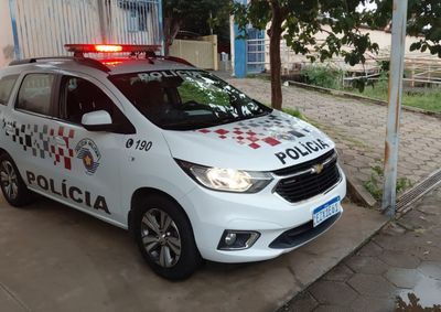 Mulher tentou fugir ap&oacute;s ser informada sobre o mandado de pris&atilde;o, mas foi contida pelos policiais no bairro Santa Luzia

