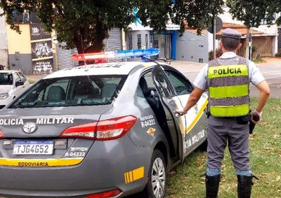 Mulher foi socorrida na SP-342 e, durante consulta criminal, policiais descobriram mandado de pris&atilde;o preventiva em aberto.

