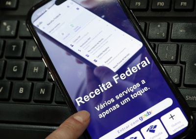 Mais de 9,5 milh&otilde;es de contribuintes recebem R$ 16 bilh&otilde;es; pagamento &eacute; feito na conta ou na chave Pix informada na declara&ccedil;&atilde;o.

