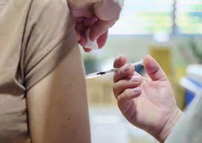 Moradores a partir de seis meses podem receber a dose nas 22 unidades de sa&uacute;de de Mogi Gua&ccedil;u

