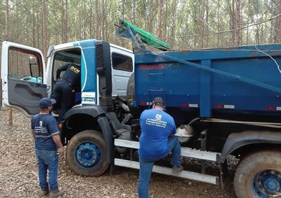 : Ve&iacute;culo foi encontrado no acostamento da rodovia, passou por per&iacute;cia e foi devolvido ao propriet&aacute;rio; placas adulteradas foram apreendidas.

