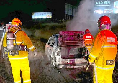Motorista conseguiu parar no acostamento e saiu ileso; Os Bombeiros Civil Municipal controlaram o inc&ecirc;ndio no km 162 da rodovia.