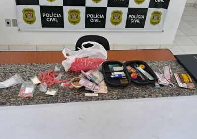 Moto desobedeceu ordem de parada na SP-147; durante a fuga, um dos ocupantes arremessou uma sacola com materiais ligados ao uso de entorpecentes.