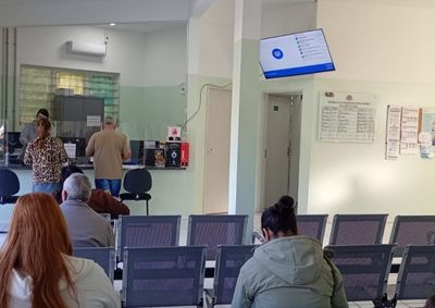 Agora, nome do paciente aparece em uma tela de TV, assim como o tempo que falta para o atendimento e o n&uacute;mero do consult&oacute;rio

