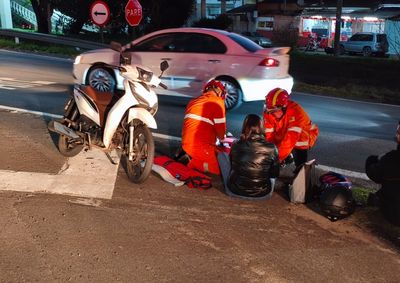 Acidente aconteceu no cruzamento de acesso ao bairro Rainha; v&iacute;timas foram socorridas pelos Bombeiros Municipal e encaminhadas para hospitais da cidade