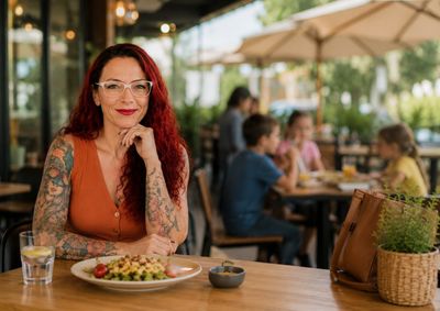 Planejamento e escolhas conscientes ajudam a manter uma alimenta&ccedil;&atilde;o equilibrada em viagens, passeios e refei&ccedil;&otilde;es fora de casa.