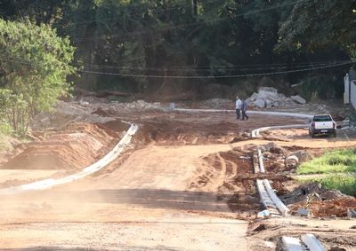 Obra de R$ 1,1 milh&atilde;o prev&ecirc; asfalto, ilumina&ccedil;&atilde;o, cal&ccedil;adas e sinaliza&ccedil;&atilde;o para melhorar o acesso &agrave;s empresas e o transporte de cargas.

